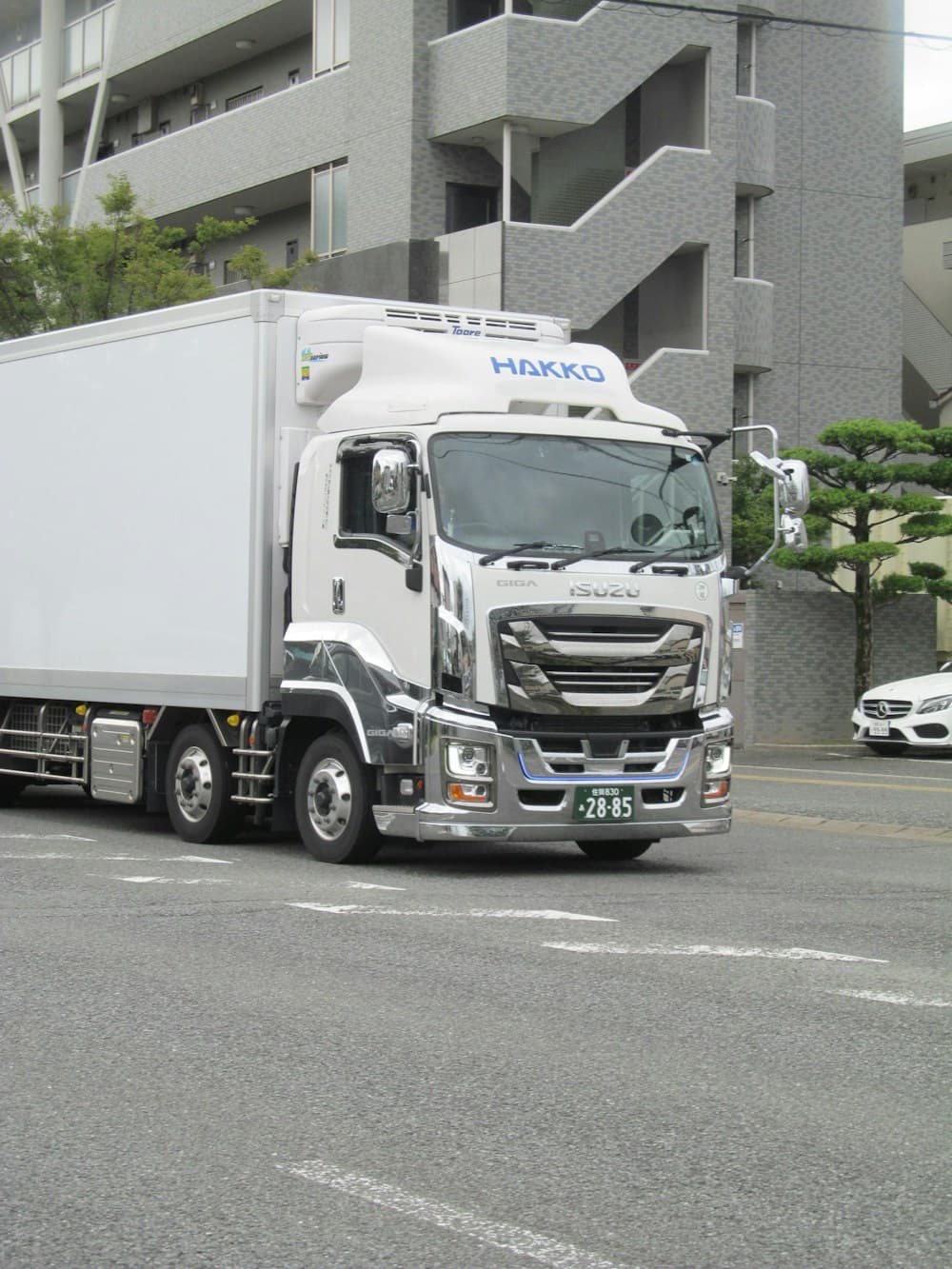 Refrigerated box trailer truck
